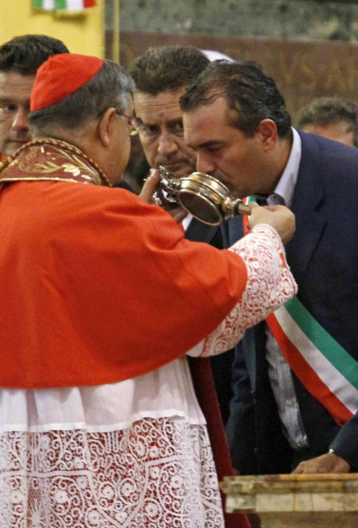 Gigetto bacia San Gennaro e spera in un suo miracolo