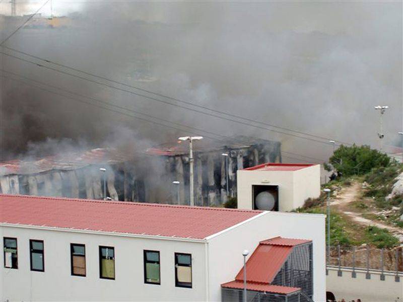 Lampedusa, immigrati in rivolta: 
in fiamme il centro di accoglienza