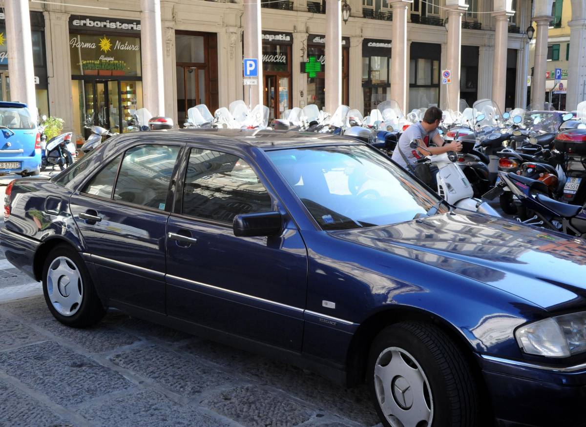 La Regione annuncia i tagli ai servizi ma nasconde le auto blu