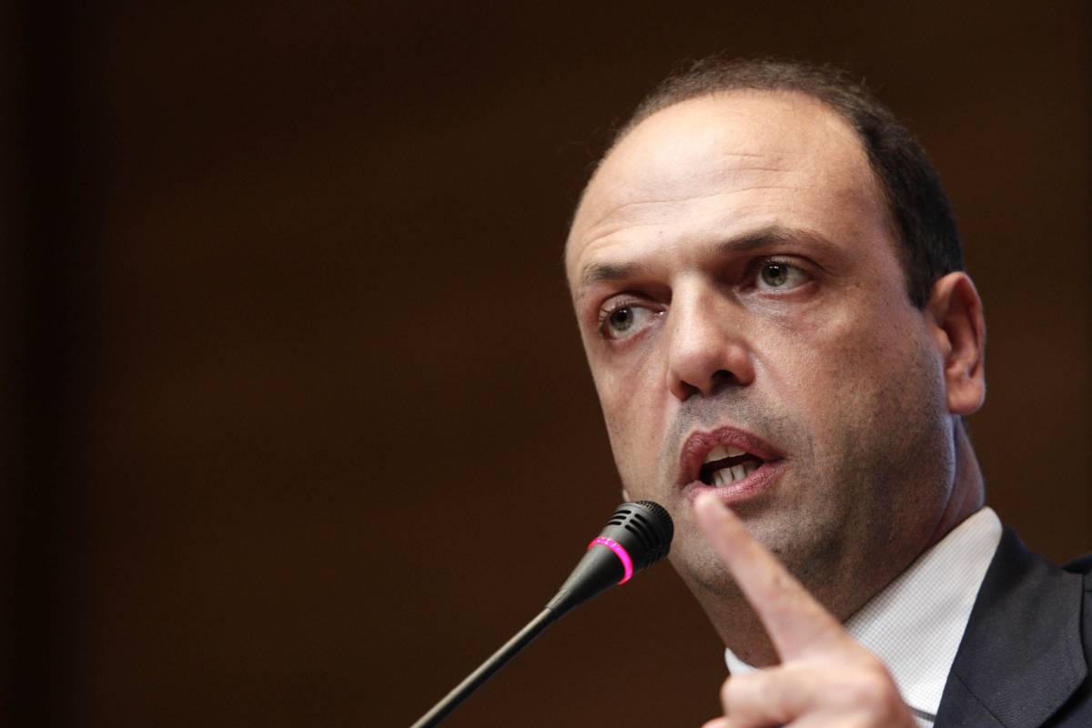 Il futuro del governo, ora Alfano rilancia: 
"Già al lavoro per rifare la legge elettorale"