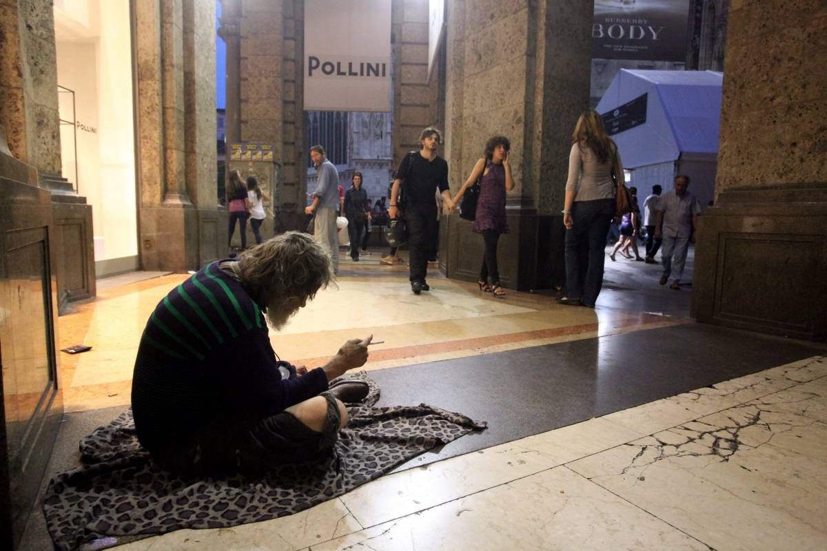 Abusivi e mendicanti:  
la Galleria di Milano 
è finita in un tunnel