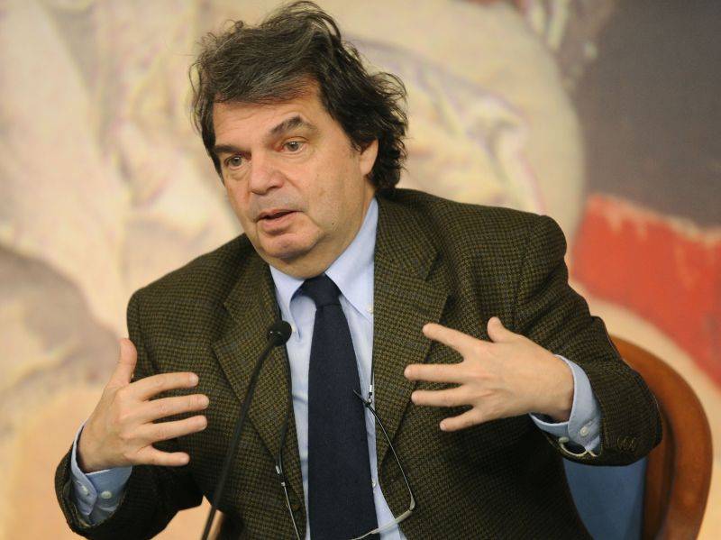 Brunetta: stop certificati 
Anche quello antimafia 
Ma Maroni lo smentisce
