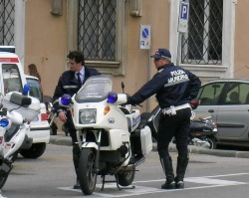 Pietrasanta, babypilota di sei anni ruba l'auto 
e va a sbattere contro un camion: è illeso