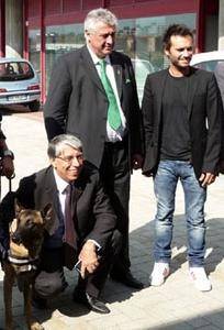 In aiuto di Giovanardi arriva Nek col cane Axel