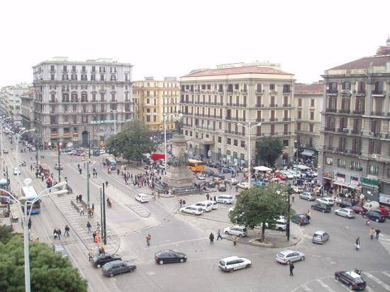 Napolitano arriva a Napoli e succede il miracolo: 
spazzati via tutti i rifiuti, piazze e strade pulite