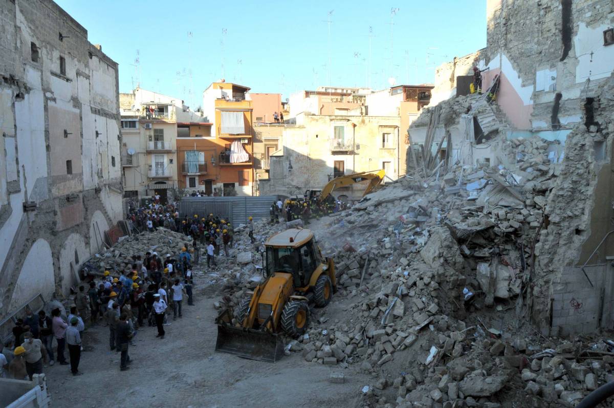 Crolli e lavoro nero?  
Se la vera colpa  
è essere in regola