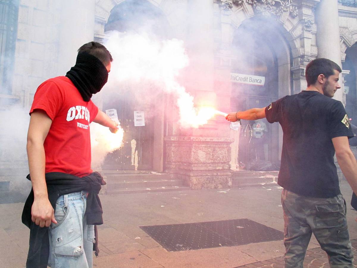 Scuola, gli studenti manifestano nelle piazze 
Ma la protesta la fanno a colpi di uova e vernice