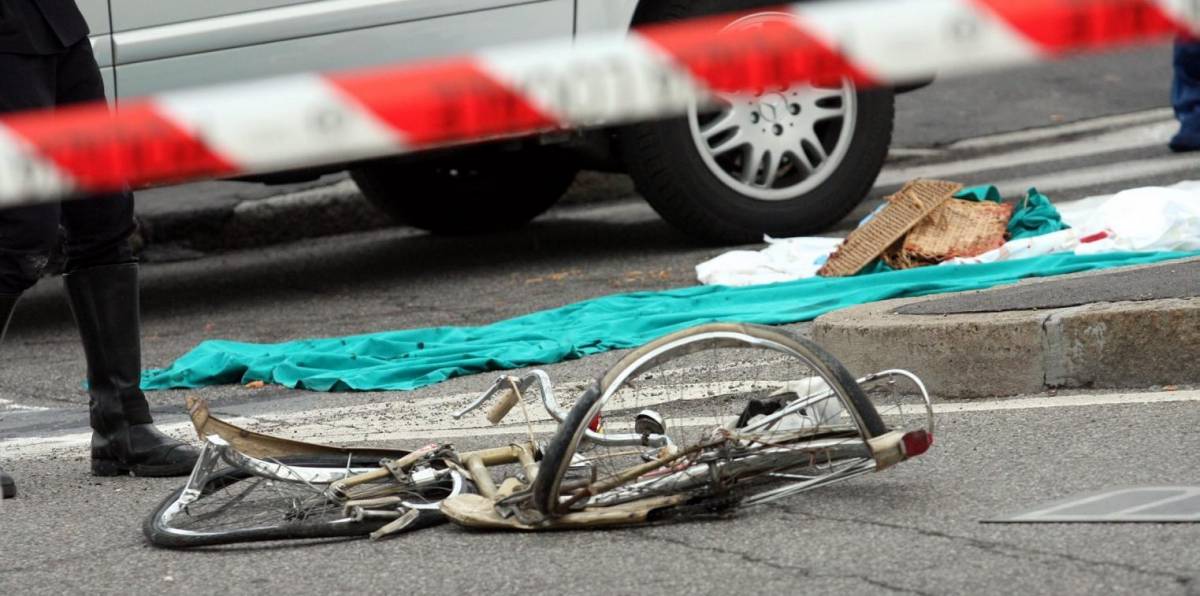 Cade per un colpo di vento: ciclista stritolato da un camion