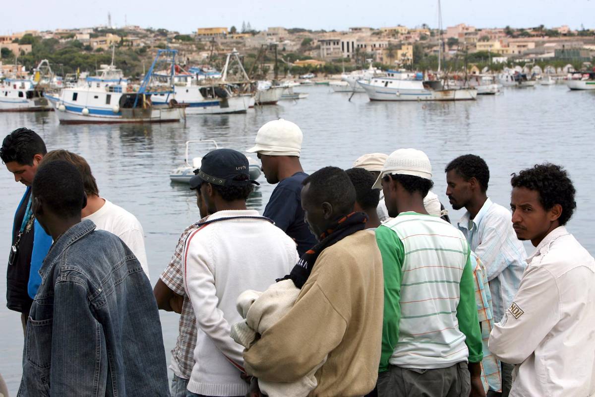 I danni al turismo dopo l'ondata di clandestini: 
l'isola senza più immigrati non sbarca il lunario