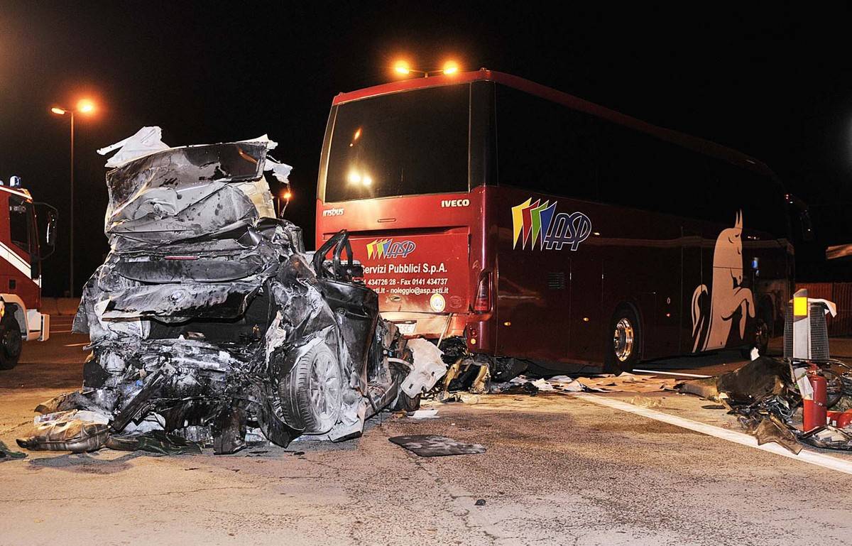 Pullman del Torino coinvolto in un incidente 
Due vittime, caccia al "pirata" del tir rubato