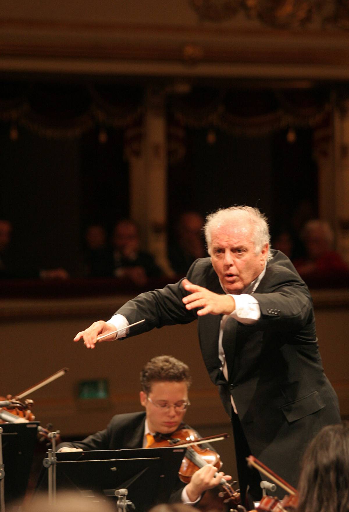 Barenboim direttore musicale alla Scala 
Sarà al timone del teatro fino al 2016