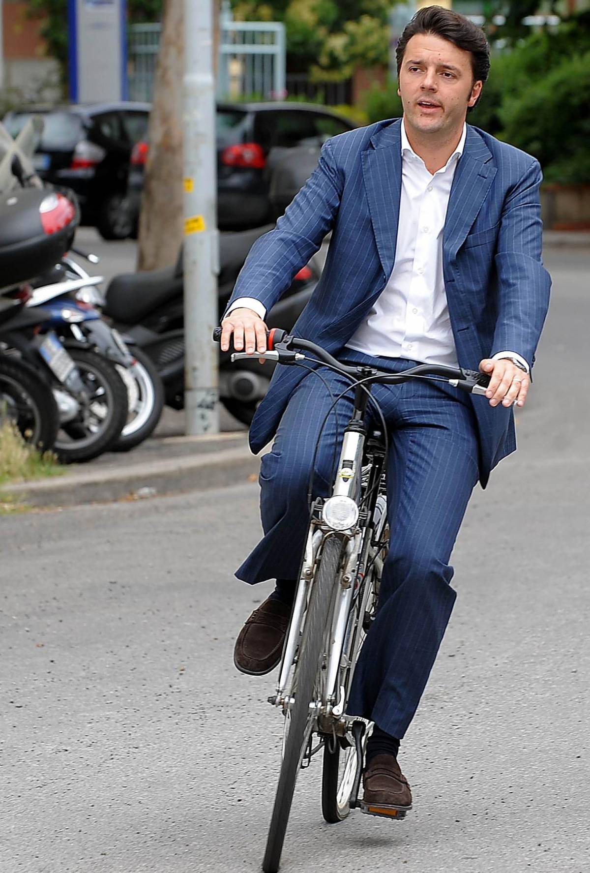 Renzi tira il pacco a Bersani e va al compleanno del babbo