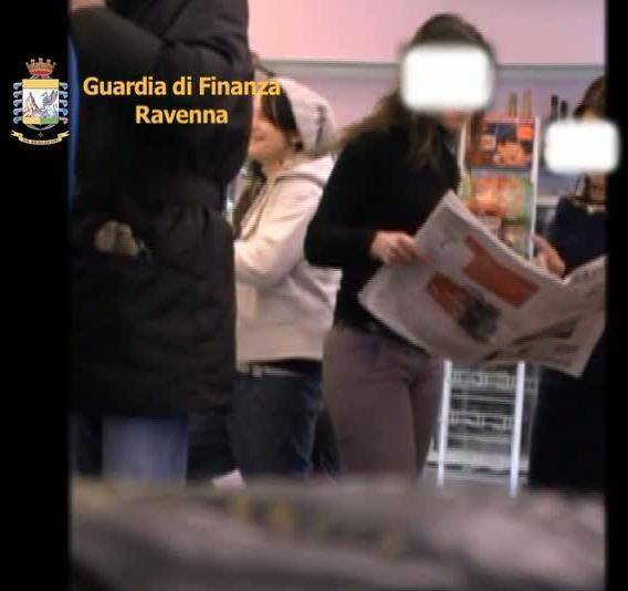 Ufficialmente cieca, faceva la parrucchiera e prendeva l’assegno d’invalidità da 25 anni