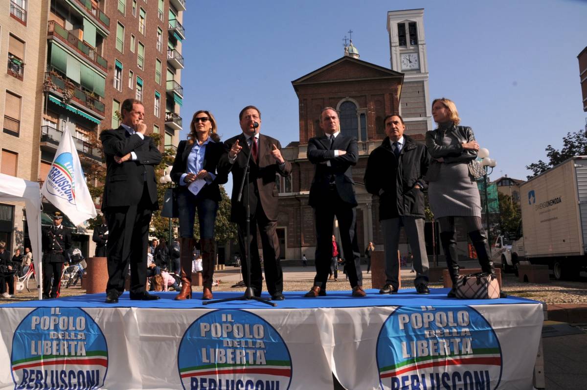 Pdl in piazza a Sesto, la sinistra assalta il palco 
Santanchè: "Invece di gridare pensate a Penati"