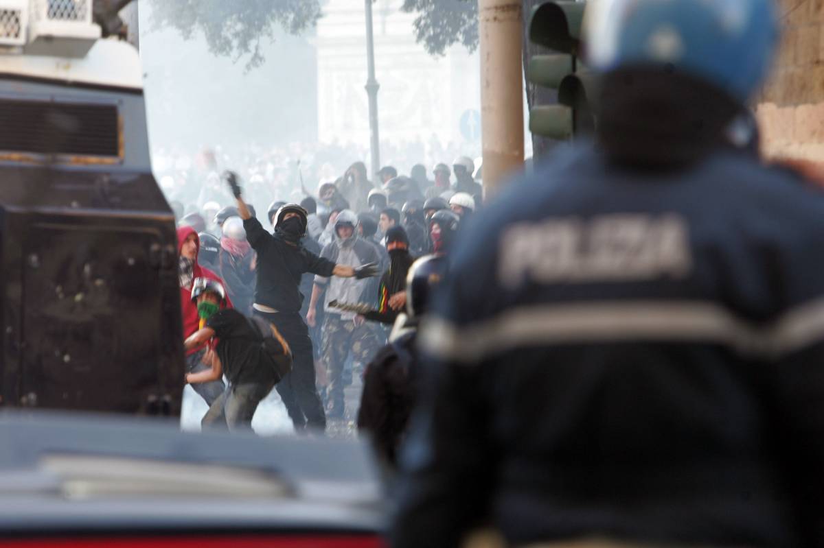 La sindrome da G8 
L’ordine agli agenti: 
non dovete reagire
