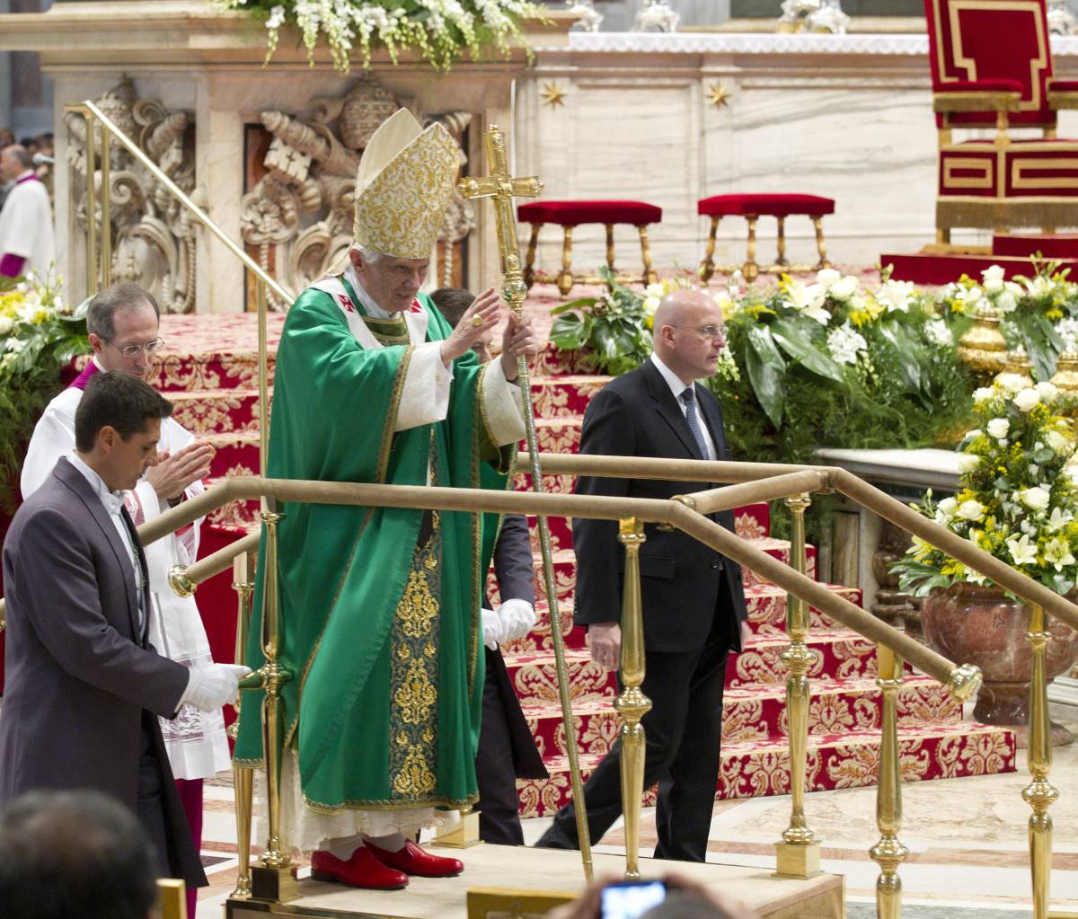 Santa Messa a San Pietro, 
Papa sulla pedana mobile: 
Benedetto come Wojtyla