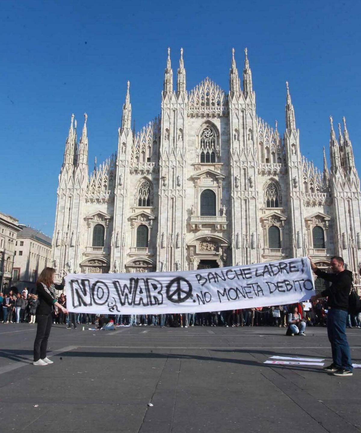 Tende, musica e sacchi a pelo: gli indignati in Duomo