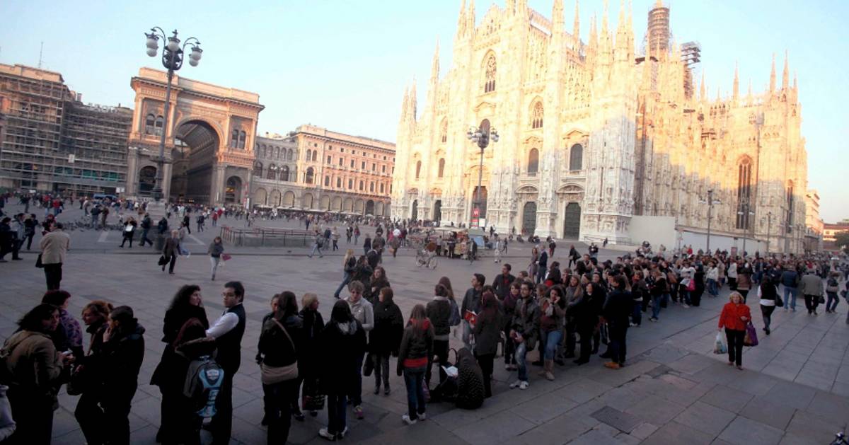 Coda in Piazza Duomo Per Dalí? No, c’è Volo