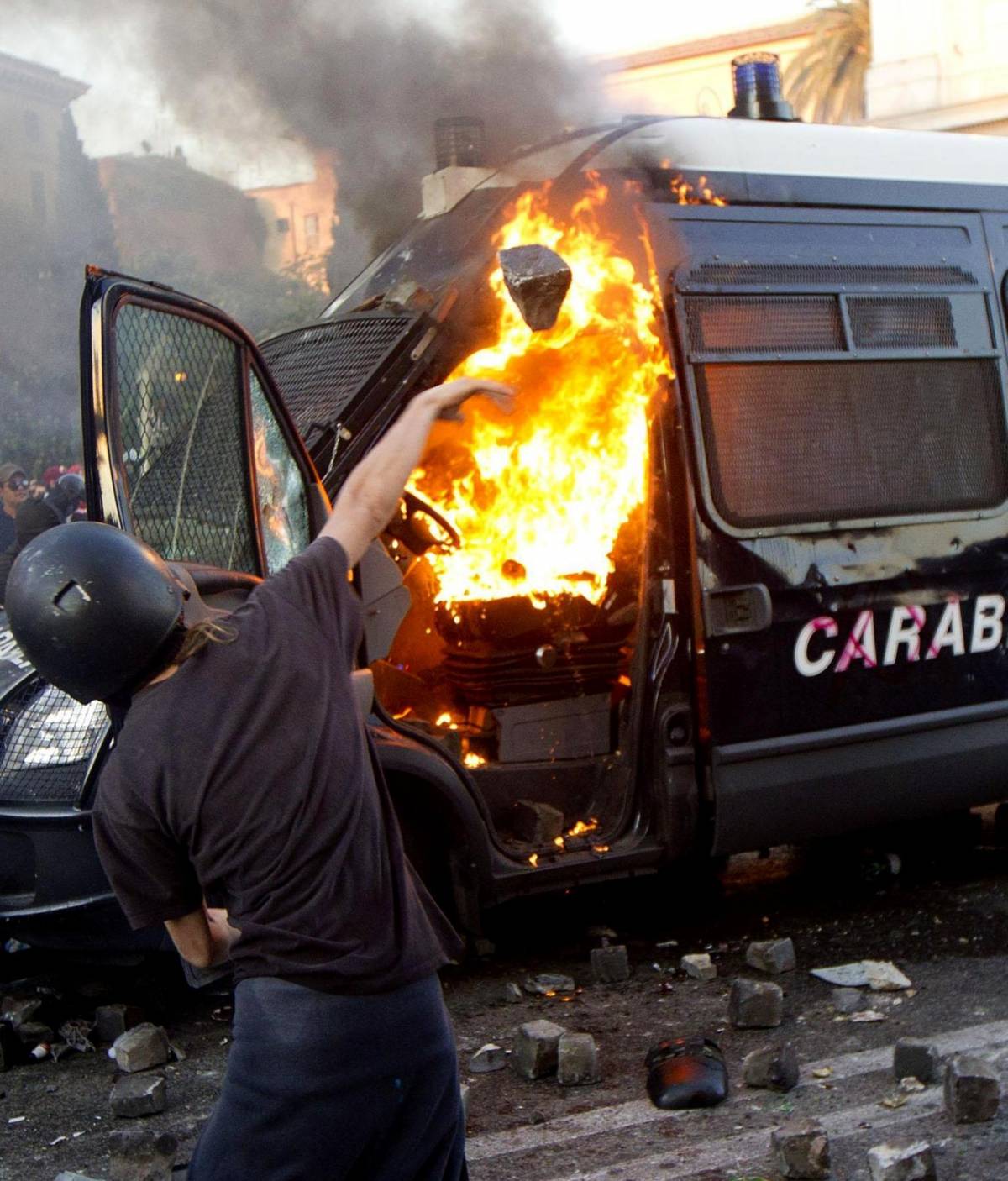 Black bloc, perquisizioni all’alba. Spuntano i vecchi arnesi delle Br