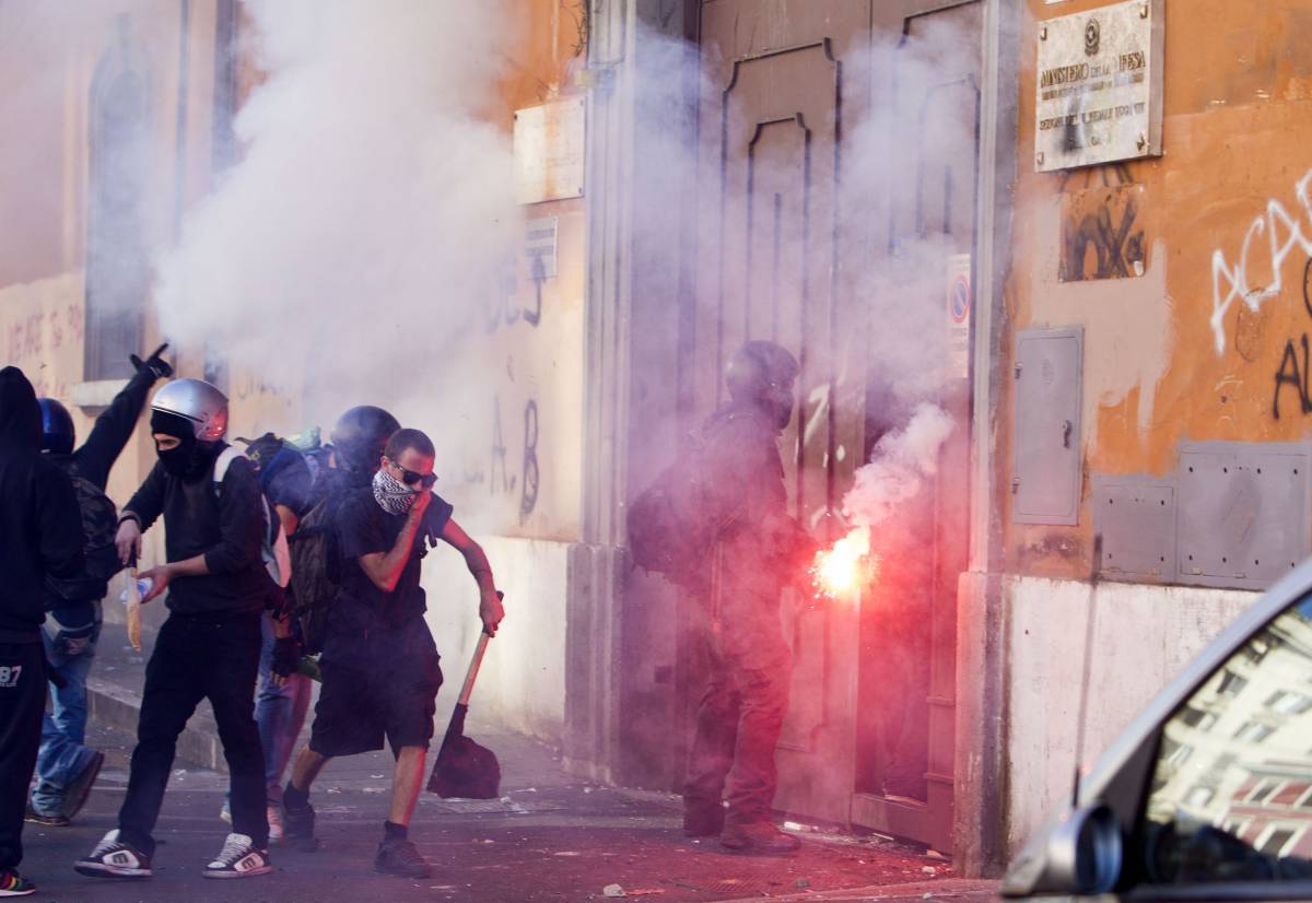 "Non parlare, tagliati i capelli, cambia i vestiti":  
il manuale dei teppisti per sfuggire alla polizia