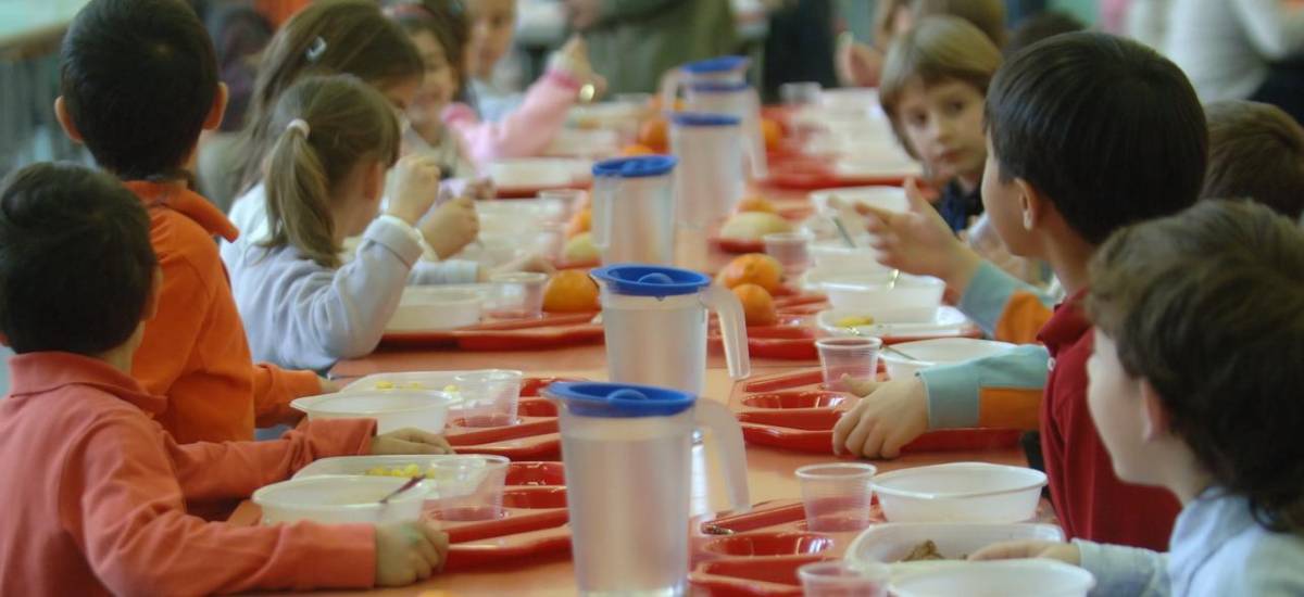 Piatti a misura di bambino e menù alla carta nelle scuole