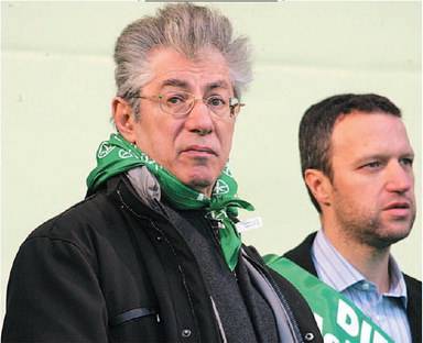 Bossi tuona contro Tosi: 
"Stronzo, porta i fascisti 
La Lega? Via chi contesta"