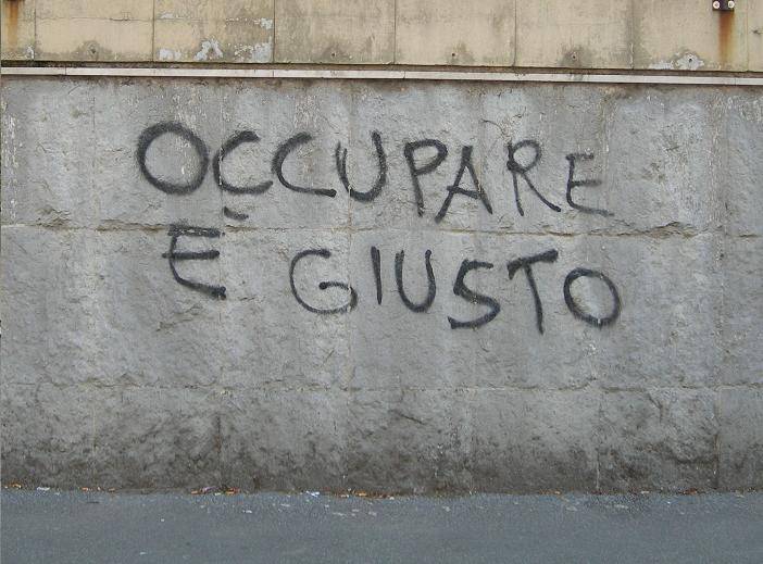 Ora Pisapia taglia gli sconti sui biglietti del tram 
E ai compagni dei centri sociali regala 1,5 milioni