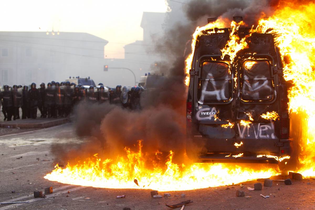 Guerriglia a Roma, ultima beffa del Leoncavallo 
"Le vere vittime degli scontri siamo proprio noi"
