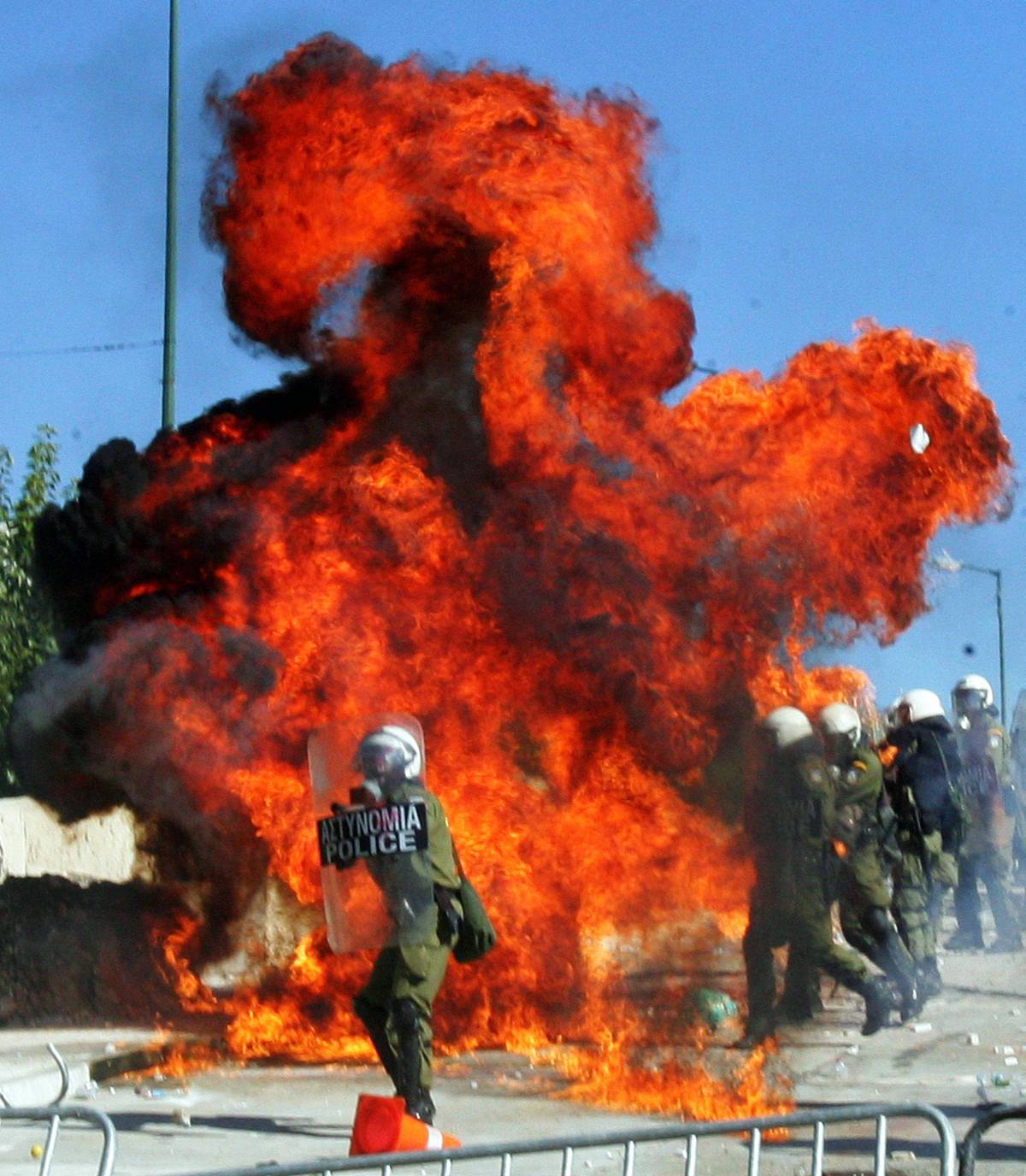 Atene, scontri tra polizia e manifestanti 
Parlamento: primo sì al piano del governo