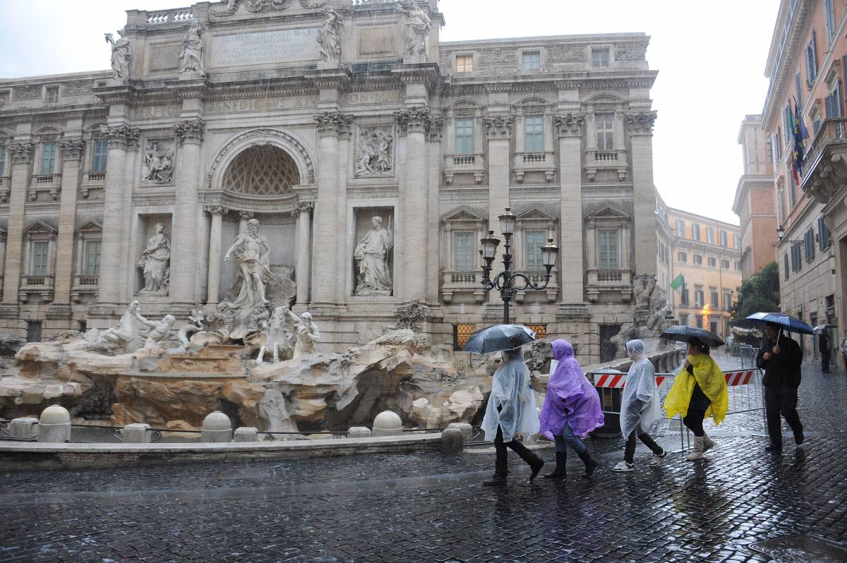 Violento nubifragio paralizza Roma: un morto 
Alemanno: "Fronteggiarlo come un terremoto"