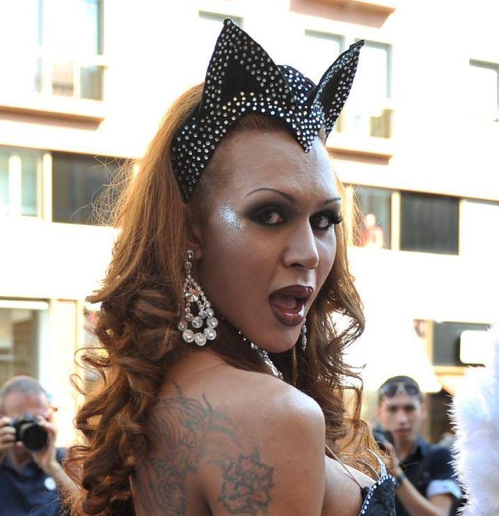 La mostra dei trans finanziata coi nostri soldi 
Ecco i costi del politicamente corretto a Milano