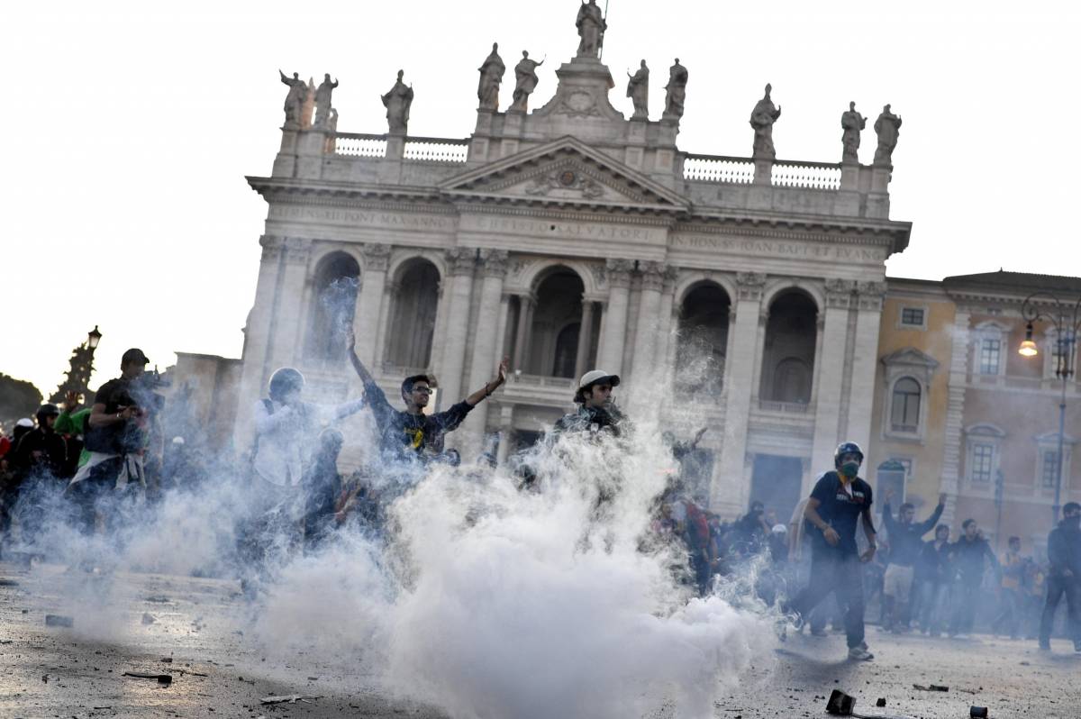 Un carabiniere ferito: "Così volevano uccidermi"