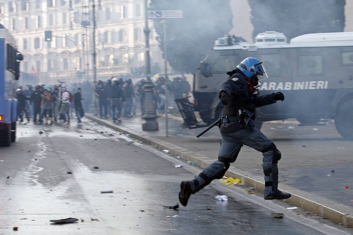 Il sindacato di polizia offre la pizza ai black bloc 
"Vengano a vedere se ci meritiamo le sprangate"