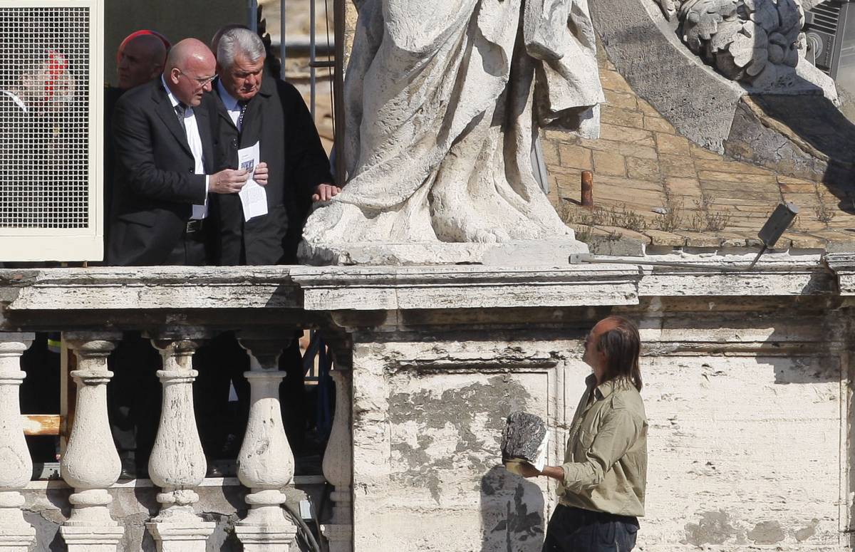 Vaticano: brucia Bibbia 
durante l'Angelus  
Arrestato un romeno