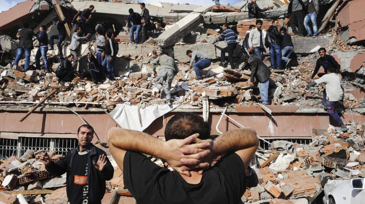 Terremoto fa tremare la Turchia Si temono più di mille morti