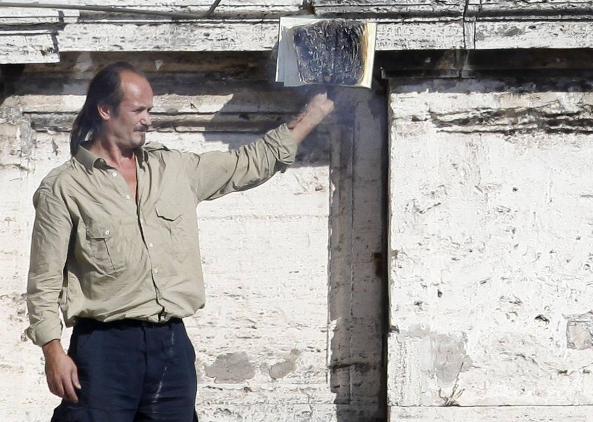 San Pietro, dà fuoco alla Bibbia davanti a migliaia di fedeli