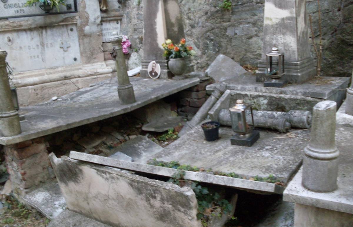 Cimitero di Voltri, il degrado cancella i nomi dei defunti