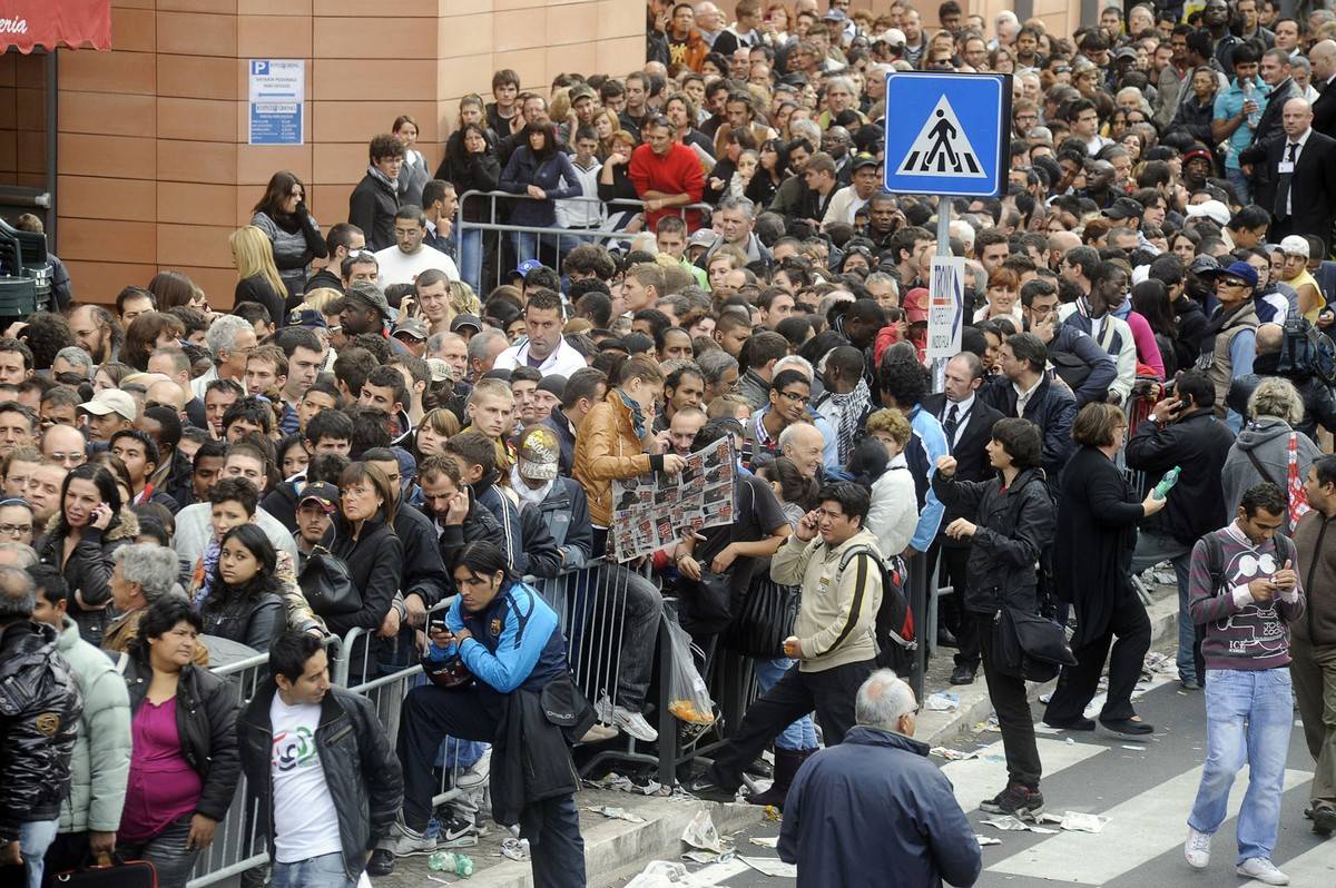 Super sconti al negozio Ottomila persone in fila e una vetrina sfondata