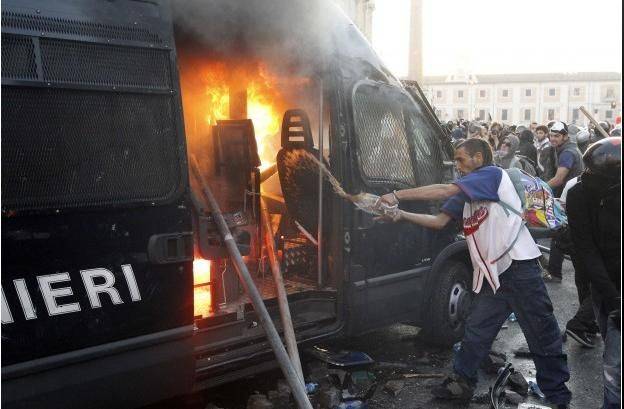 Dopo le immagini sul Giornale sulla guerriglia beccato pure l'incendiario del blindato di Roma