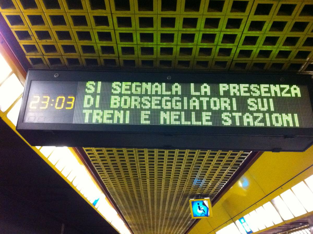 "Ci sono borseggiatori sui treni e nelle stazioni" L'avviso nel metrò di Milano c'è, la sicurezza no
