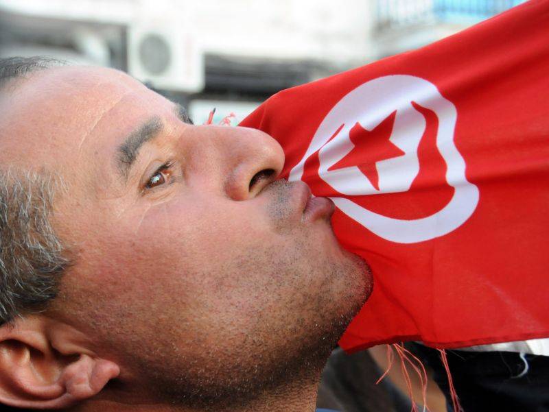Le elezioni in Tunisia non fermano i disordini In fiamme la sede del partito islamico Ennahda