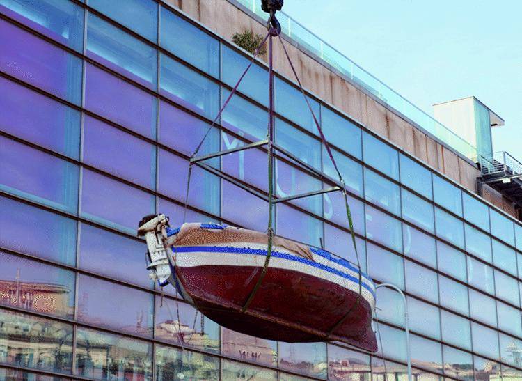 Due barconi della speranza approdano al Museo del mare