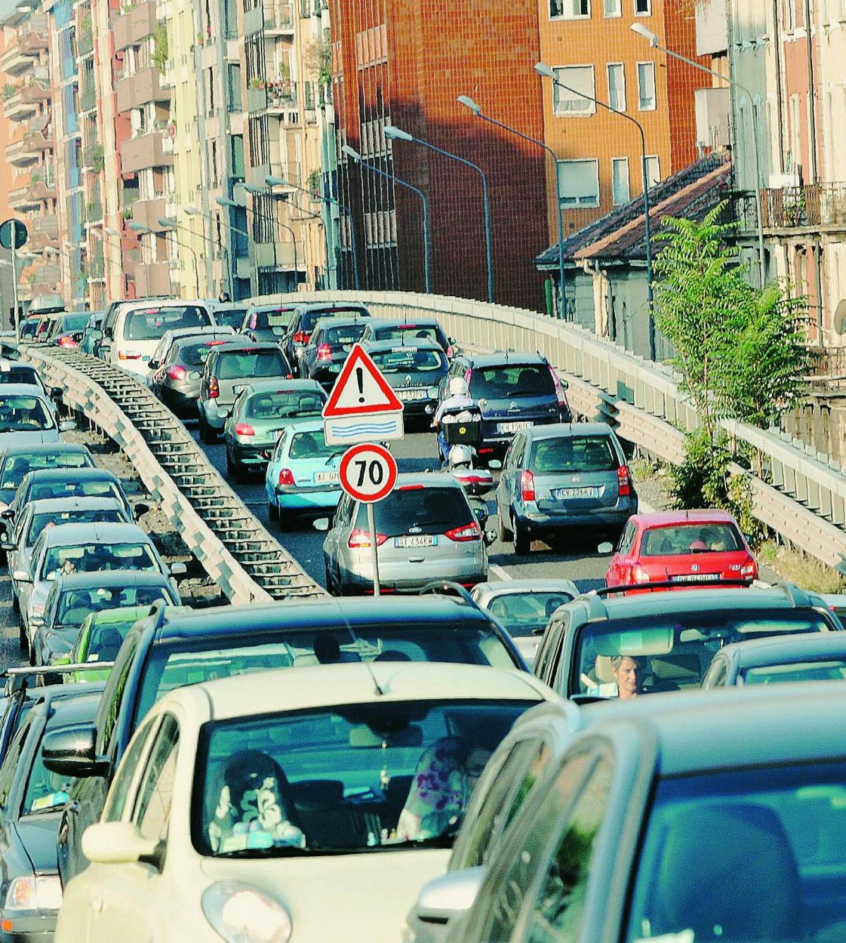 Auto, obbligo di catene a bordo «In tutte le città del Nord o niente»