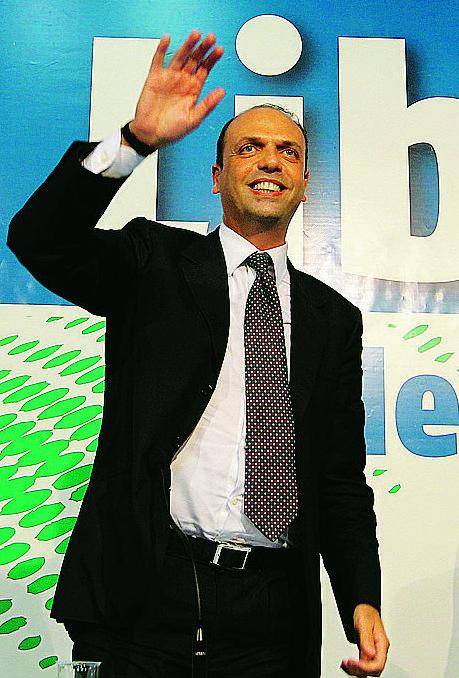 Anche su Facebook è festa per le 41 primavere di Alfano