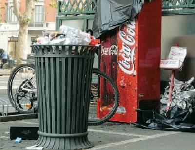 Spazzatura in strada, in centro è allarme rifiuti