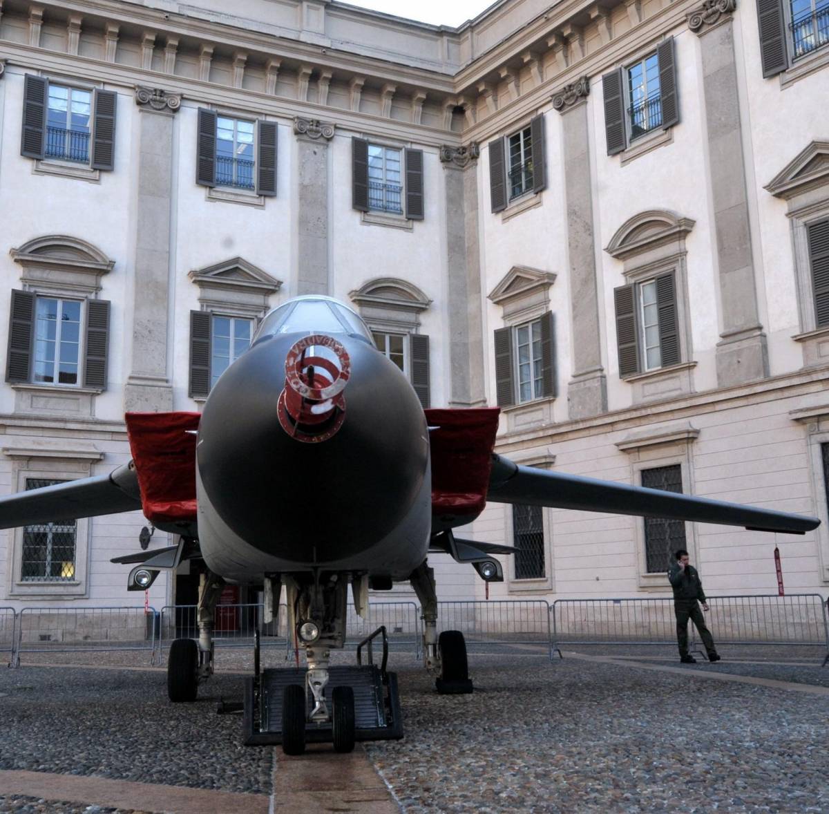 In piazzetta Reale gli aerei e i cannoni