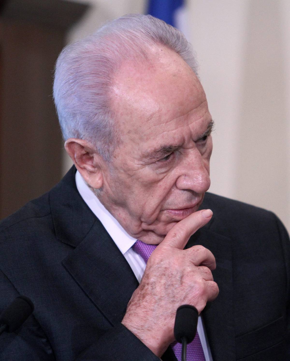 Nucleare, il capo di stato israeliano Peres:  "Vicina l'opzione militare contro l'Iran"