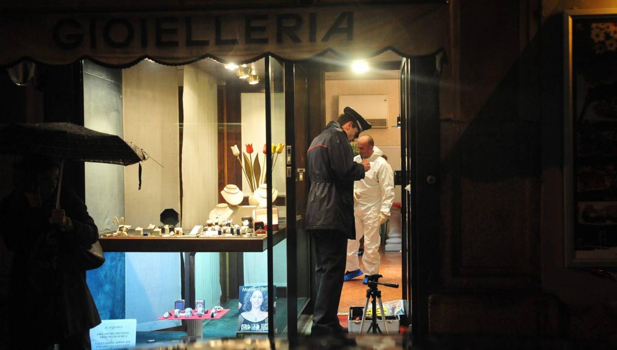 L’abbraccio tra i carabinieri eroi e il gioielliere ferito