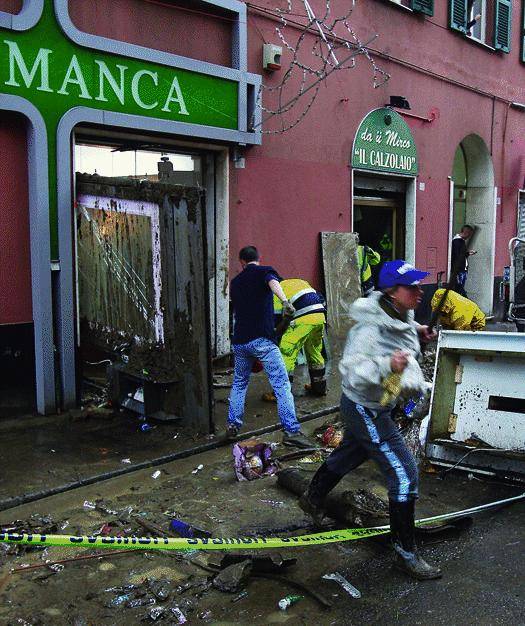 Sette giorni di brividi dagli sciacalli ai volontari eroi