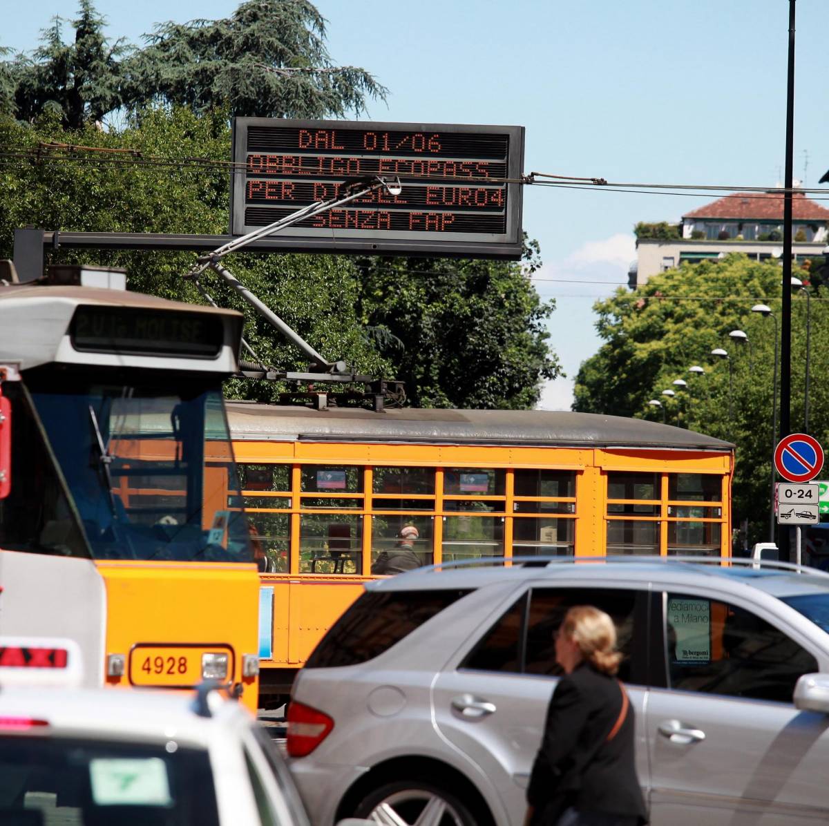 I milanesi: «Si paghi Ecotass in base al tipo di macchina»